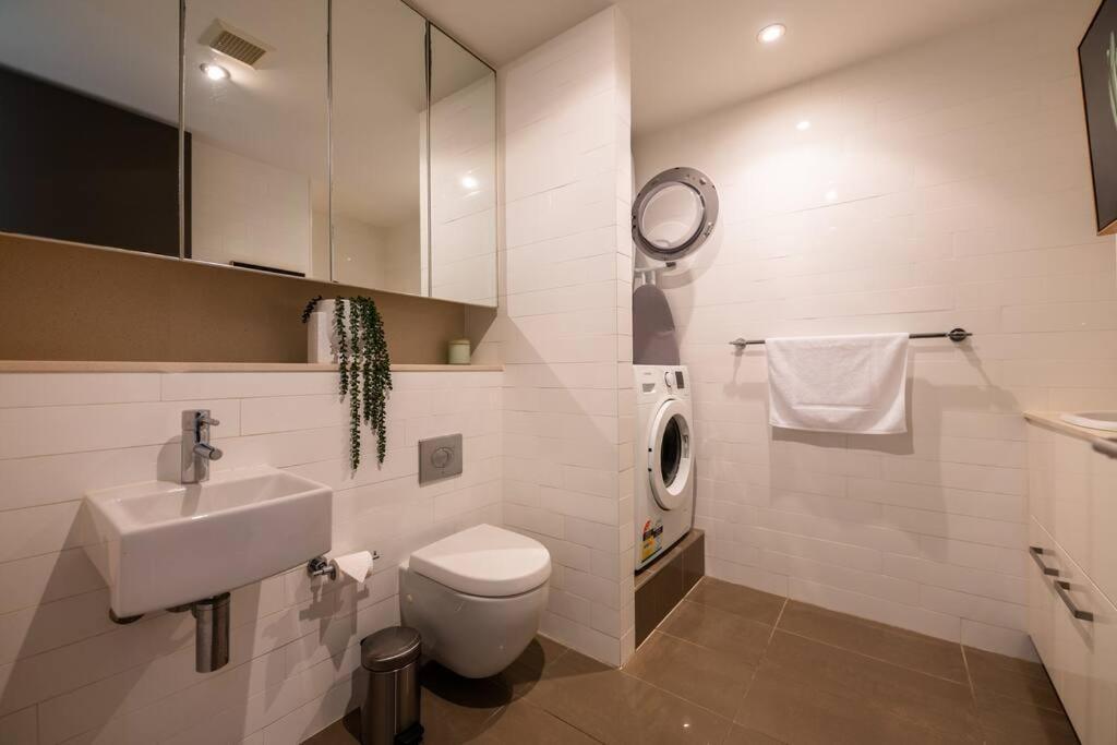 Apartment Stunning Coastal Retreat With Pool & Car Park *