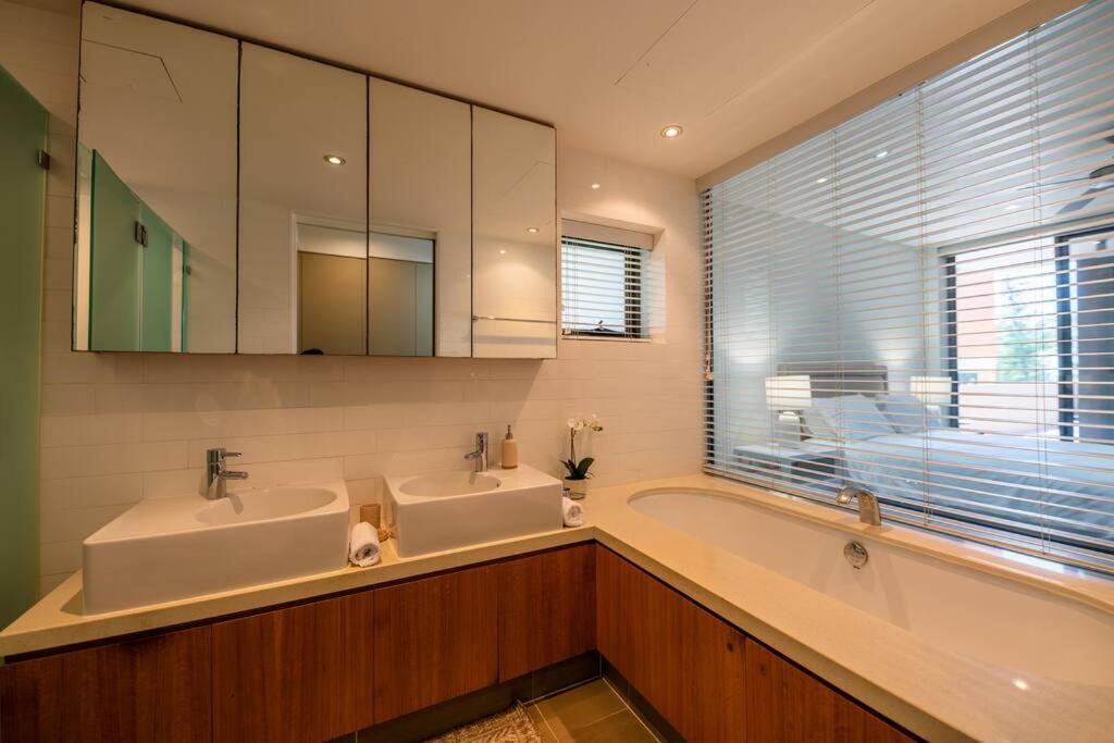 Stunning Coastal Retreat With Pool & Car Park Apartment *
