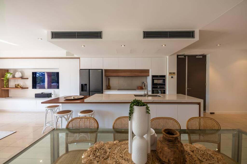 Stunning Coastal Retreat With Pool & Car Park Apartment