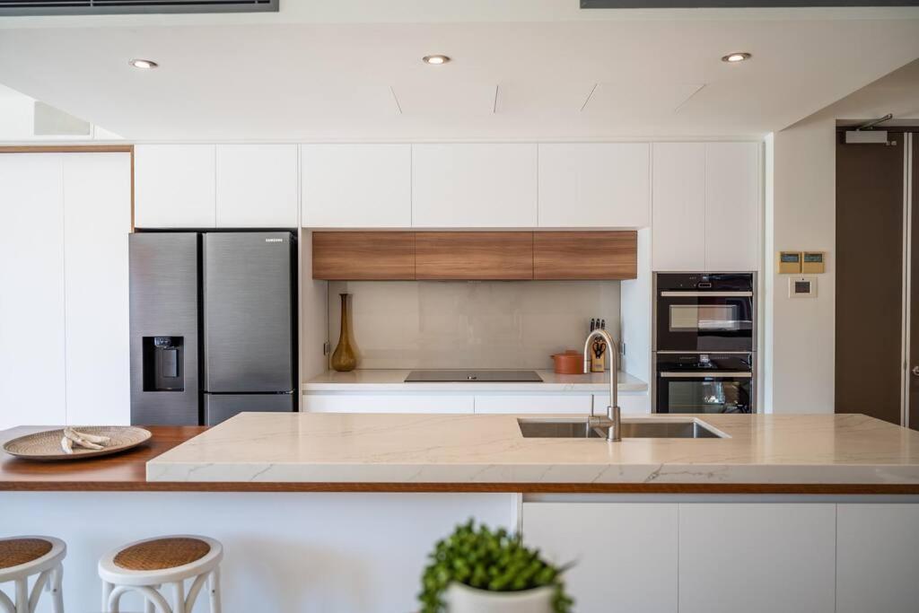 Stunning Coastal Retreat With Pool & Car Park Gold Coast