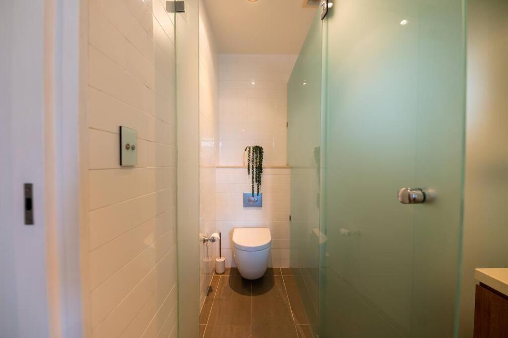 Stunning Coastal Retreat With Pool & Car Park Apartment