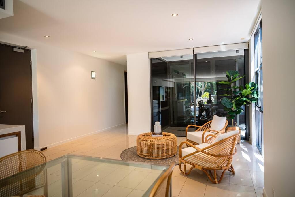 Stunning Coastal Retreat With Pool & Car Park Apartment *